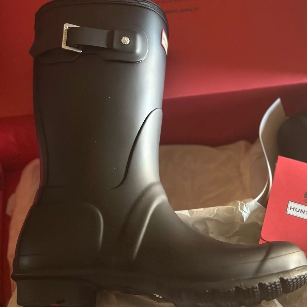 Hunter Black Boot with Red Logo - Picture 4 of 11